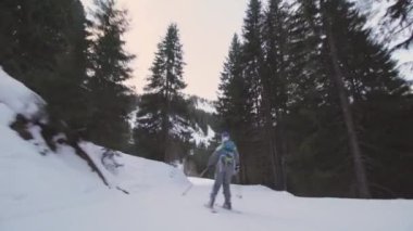 Amatör kayakçı Fransız Alplerinde yamaçlarda kayak yapıyor. Acemi kız gökyüzünde.