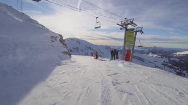 Kayak ve snowboard yapan kızlar bayırlarda kayak yapmaya hazırlanırken eğleniyorlar.-