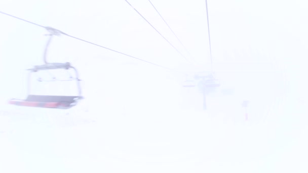 六个人坐在钢丝绳上 在云彩中移动 滑雪胜地多雾的天气 — 图库视频影像
