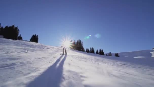 Esquiador Menina Esquiando Encostas Nos Alpes Suíços — Vídeo de Stock