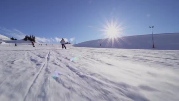 瑞士阿尔卑斯山斜坡上滑雪的女滑雪者 — 图库视频影像