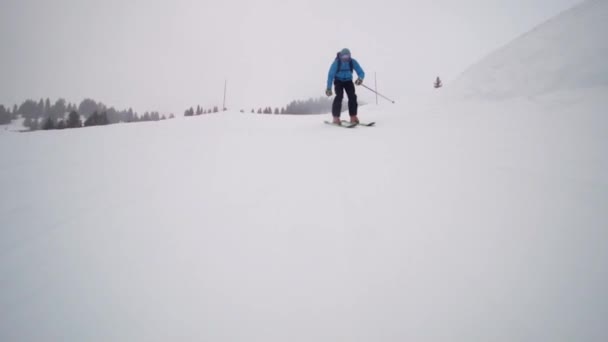 Professional Skier Skiing Slopes Dusk Day Sun Foggy Weather Slowmotion — Vídeos de Stock