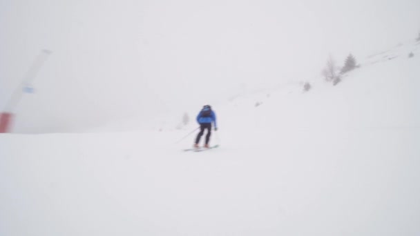 日中の夕暮れ時に斜面にプロのスキーヤー高速スキー 太陽霧のない天気 — ストック動画
