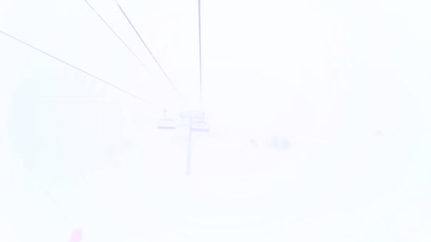 鋼ケーブル上の6人の椅子雲の中に移動します スキー場での霧の天気 — ストック動画