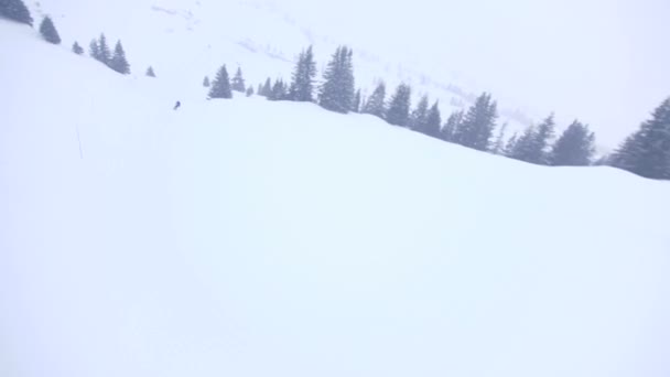 Male Skier Skiing Slopes Foggy Day Mountains — Stock Video