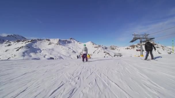 Девушки Лыжах Сноуборде Готовятся Кататься Лыжах — стоковое видео