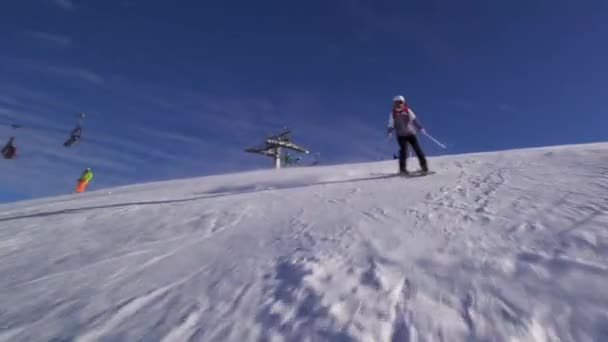 Meisjesskiër Skiën Pisten Zwitserse Alpen — Stockvideo