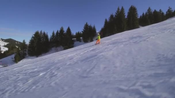 Flicka Snowboard Sluttningar Schweiziska Alperna — Stockvideo