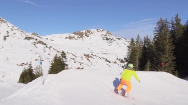 Snowboardos Lány Ugrál Egy Hóparkban Svájci Alpokban — Stock videók
