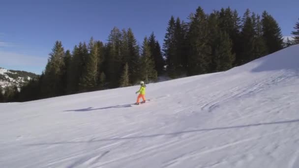 Snowboardzistka Dziewczyna Skacze Snowparku Alpach Szwajcarskich — Wideo stockowe