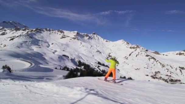 Snowboarder Menina Pulando Parque Neve Nos Alpes Suíços — Vídeo de Stock