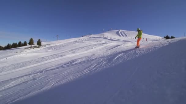 スイスアルプスのスノーパークに飛び込むスノーボーダーガール — ストック動画