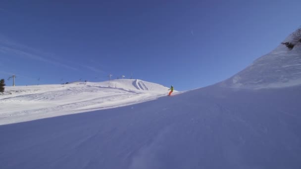 Snowboardåkare Flicka Hoppar Snöpark Schweiziska Alperna — Stockvideo
