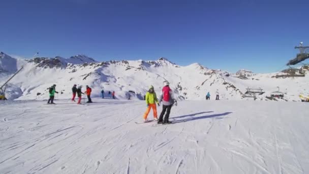 Κορίτσια Στα Σκι Και Snowboard Ετοιμάζεται Σκι Στις Πλαγιές — Αρχείο Βίντεο