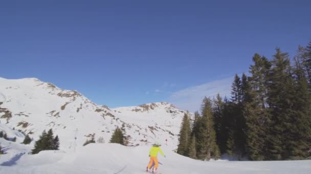 Дівчина Сноубордистка Стрибає Сніговому Парку Швейцарських Альпах — стокове відео