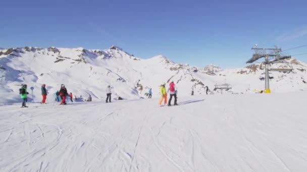 Flickor Skidor Och Snowboard Gör Sig Redo Att Åka Skidor — Stockvideo