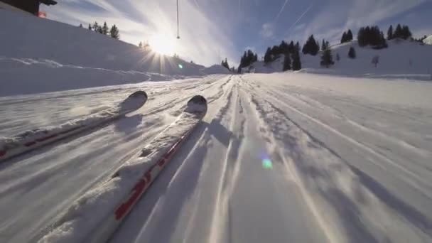 Skiër Een Skilift Lage Hoekaanzicht — Stockvideo
