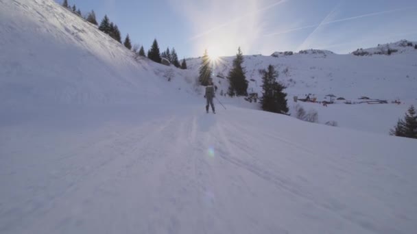 Narciarstwo Amatorskie Stokach Alpach Francuskich Początkująca Dziewczyna Niebie — Wideo stockowe
