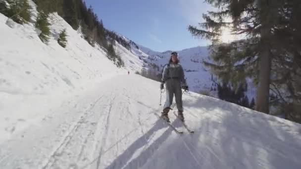 法国阿尔卑斯山斜坡上的业余滑雪者 初出茅庐的女孩 — 图库视频影像