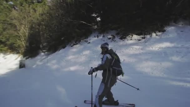 Esquiador Amador Esquiando Pistas Nos Alpes Franceses Menina Iniciante Céu — Vídeo de Stock