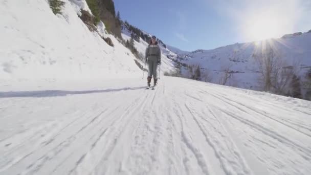 Amatörskidåkning Backar Franska Alperna Nybörjare Flicka Himlen — Stockvideo