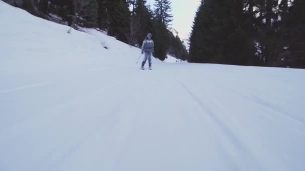 Narciarstwo Amatorskie Stokach Alpach Francuskich Początkująca Dziewczyna Niebie Spada — Wideo stockowe