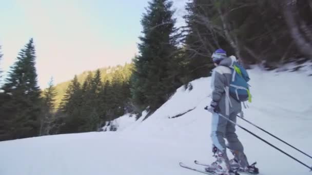 Amatör Kayakçı Fransız Alplerinde Yamaçlarda Kayak Yapıyor Acemi Kız Gökyüzünde — Stok video