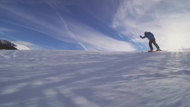 瑞士阿尔卑斯山斜坡上的专业滑雪者 可见太阳光和镜头耀斑 — 图库视频影像