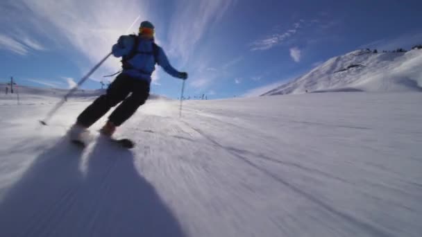 Professional Skier Skiing Slopes Swiss Alps Sun Rays Lens Flare — Vídeos de Stock