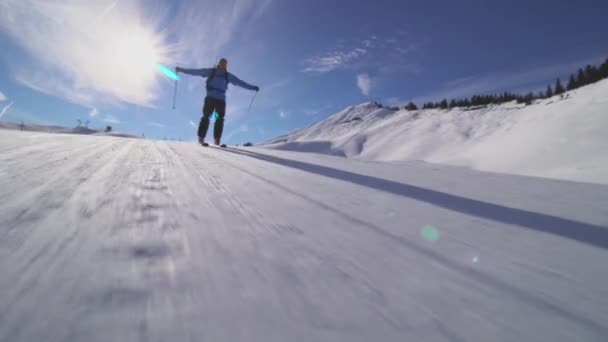 Professional Skier Skiing Slopes Swiss Alps Spreading Hands Skiing Frame — Vídeo de stock
