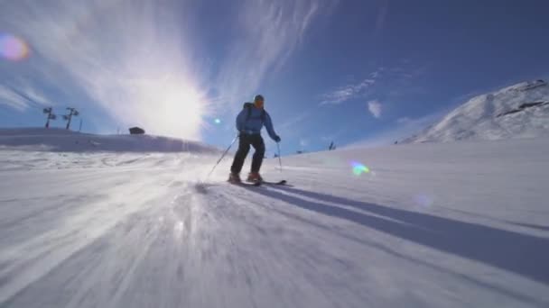 Profi Síelő Síelés Svájci Alpok Lejtőin Láthatóak Napsugarak Lencse Fellobbanása — Stock videók