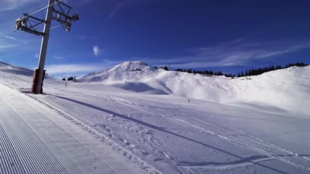 在瑞士阿尔卑斯山边的活塞旁边坐着滑雪车 — 图库视频影像