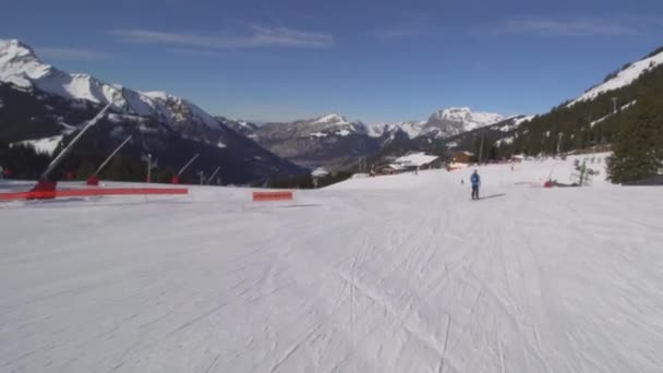 Професійні Передові Лижники Схилах Швейцарських Альп — стокове відео