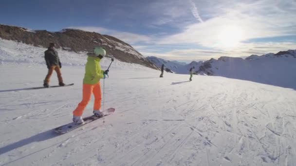 Meninas Com Esquis Snowboard — Vídeo de Stock