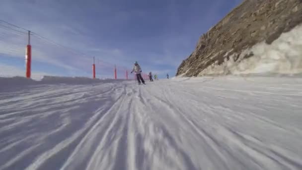 Κορίτσια Που Κάνουν Σκι Στις Πλαγιές Των Ελβετικών Άλπεων — Αρχείο Βίντεο