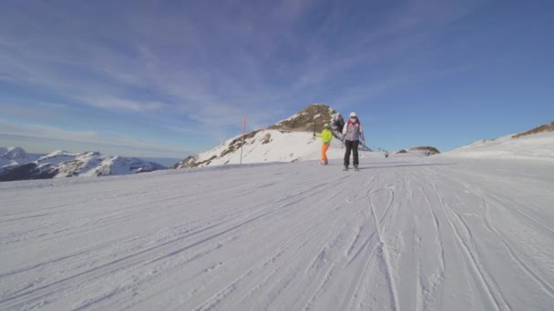 Lányok Sílécen Snowboardon — Stock videók