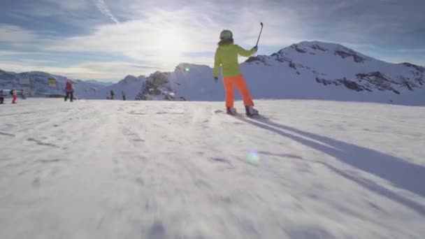 Девушки Лыжах Сноуборде — стоковое видео