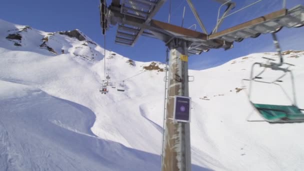 スイスアルプスのチェアリフトに乗って — ストック動画