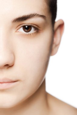 Beyaz arka plana karşı çok kısa saçlı güzel bir genç kadının stüdyo portresi..