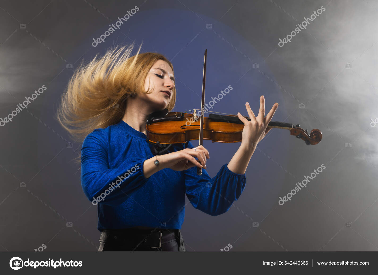 Играет на скрипке