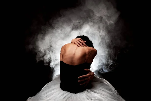 现代芭蕾舞演员 芭蕾舞女背对着黑烟摆姿势 — 图库照片