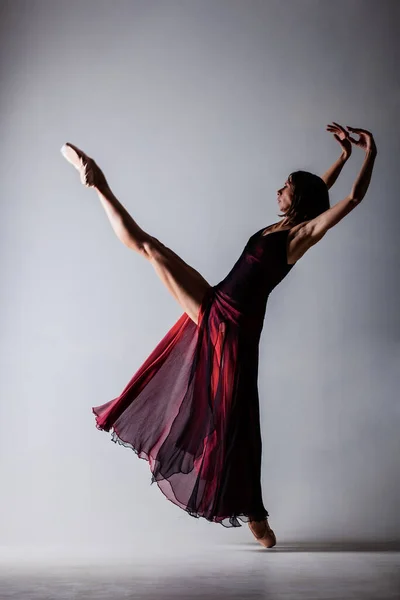 Bailarina Meia Silhueta Com Vestido Vermelho Ondulante Dançarina Balé Feminina — Fotografia de Stock