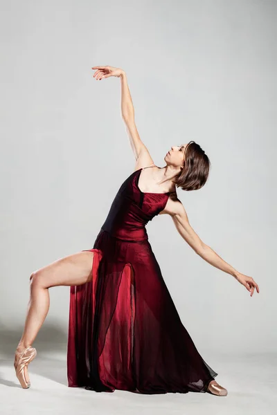 Bailarina Com Vestido Vermelho Ondulante Dançarina Balé Feminina Elegante — Fotografia de Stock