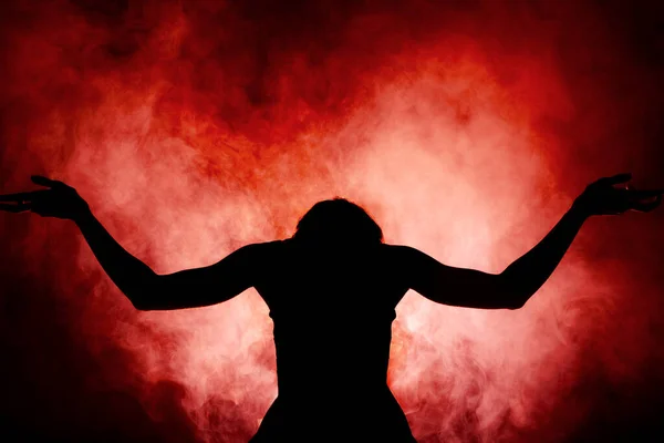 シルエット現代バレエダンサー 背景に煙と黒に対してポーズバレリーナ — ストック写真