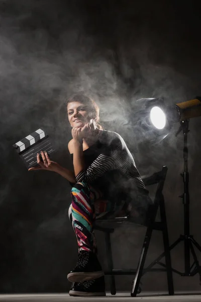 Női Filmrendező Lány Tartja Clapperboard Forgatáson Füst Hatása Levegőben — Stock Fotó