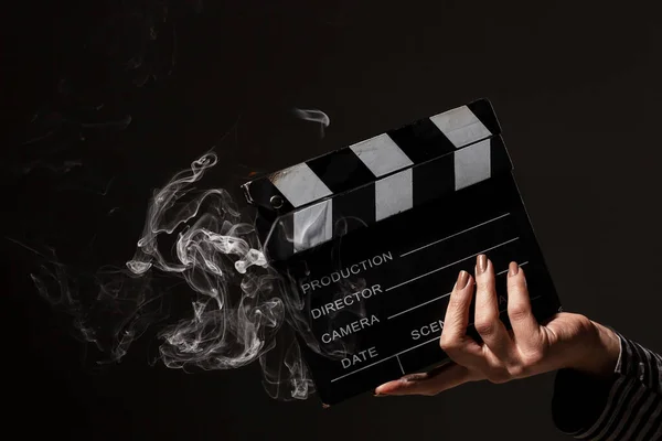 Ženská Ruka Držící Kouřící Prkno Kouř Vychází Horké Filmové Tabule — Stock fotografie