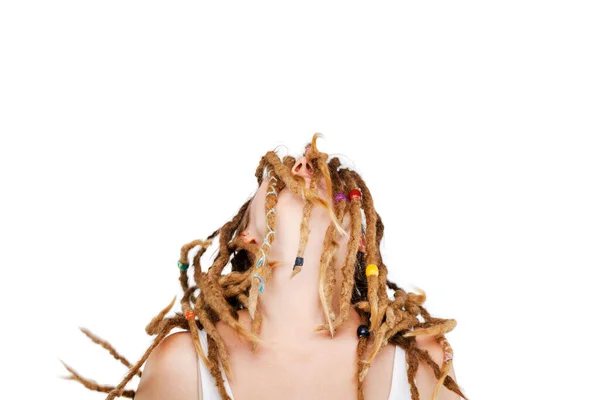 Retrato Una Chica Caucásica Con Peinado Rastas — Foto de Stock