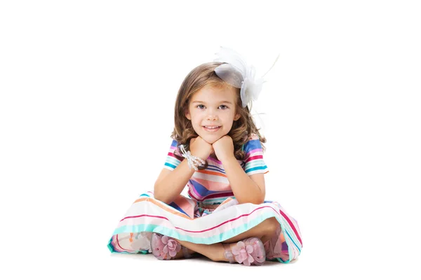 Ευτυχισμένο Κοριτσάκι Που Κάθεται Στο Πάτωμα Απομονωμένο Στα Λευκά — Φωτογραφία Αρχείου