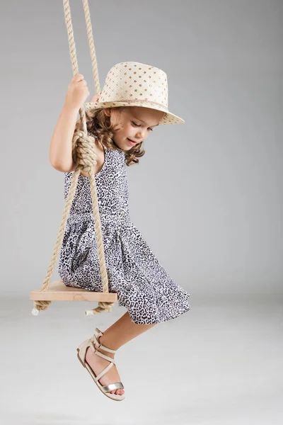 Счастливая Маленькая Девочка Качающаяся Деревянных Качелях — стоковое фото
