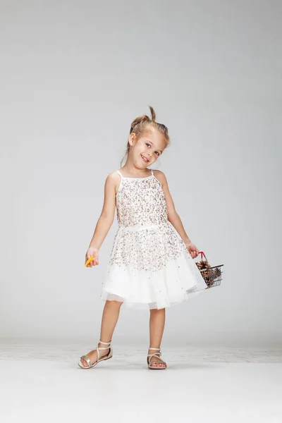 Pequena Menina Caucasiana Segurando Minúsculo Carrinho Compras Com Pinhas — Fotografia de Stock